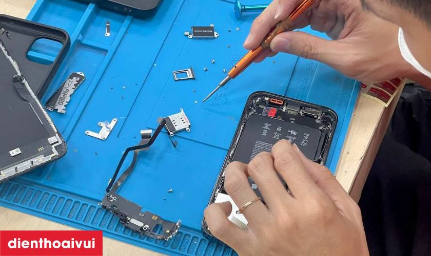 Quy tr&igrave;nh sửa main - IC sạc iPhone 16 tại Điện Thoại Vui