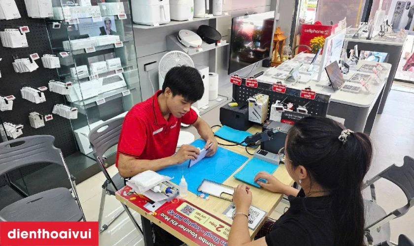 Sau khi ho&agrave;n tất sửa chữa, kỹ thuật tiến h&agrave;nh test m&aacute;y lần 2