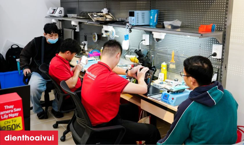 Quy tr&igrave;nh sửa main IC USB sạc điện thoại iPhone tại Điện Thoại Vui