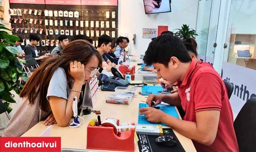 Kỹ thuật viên chuyên môn cao, thao tác tỉ mỉ và chính xác