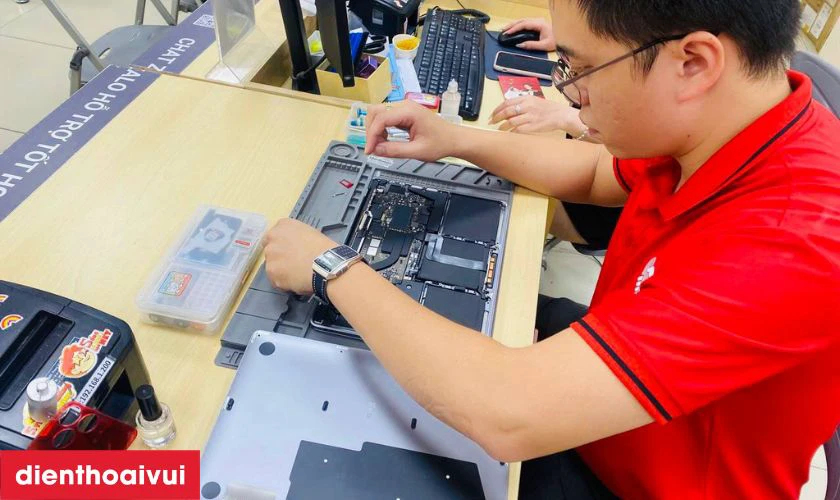 Kỹ thuật viên sẽ tiến hành sửa chữa trên main MacBook