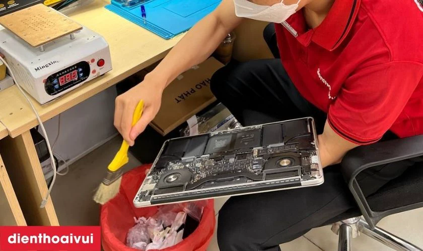 Kỹ thuật viên test máy và lắp ráp hoàn thiện