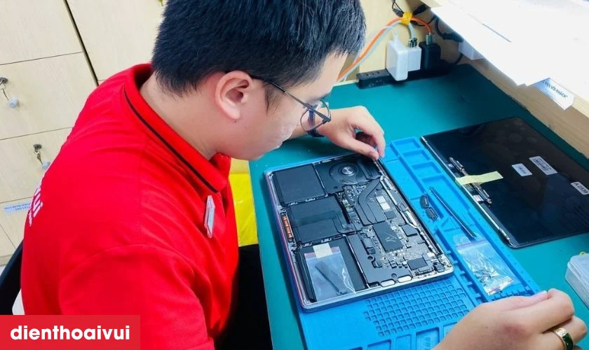 Kỹ thuật vi&ecirc;n giỏi, gi&agrave;u kinh nghiệm trực tiếp thực hiện