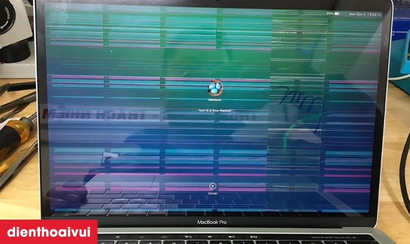 Màn hình xuất hiện sọc nhiễu ngang dọc gây cảm trở công việc