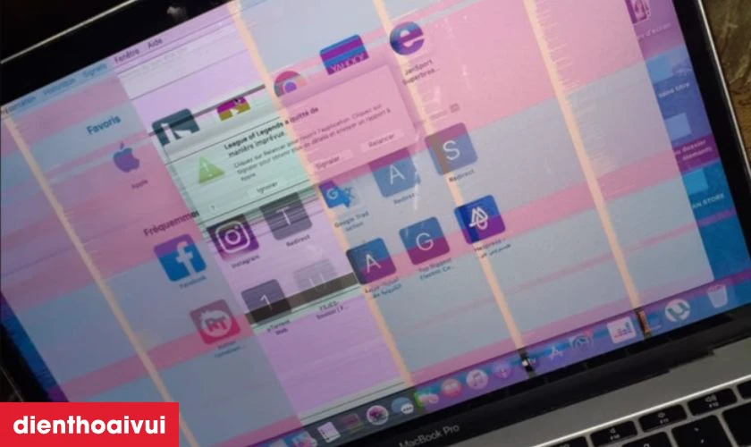 Macbook xuất hiện sọc nhiễu v&agrave; đốm m&agrave;u tr&ecirc;n m&agrave;n h&igrave;nh