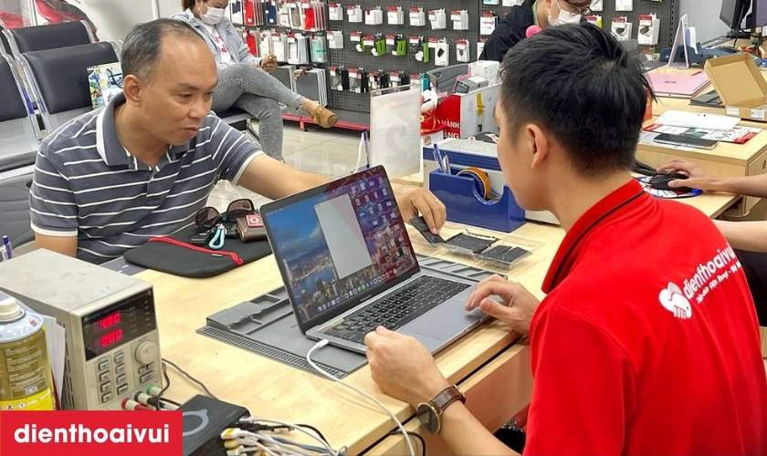 Cho kh&aacute;ch h&agrave;ng kiểm tra m&aacute;y, x&aacute;c nhận t&igrave;nh trạng đ&atilde; được khắc phục