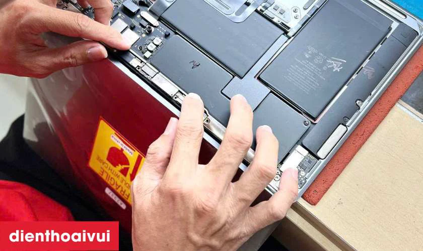 Sau khi sửa main, kỹ thuật vi&ecirc;n kiểm tra lại m&aacute;y