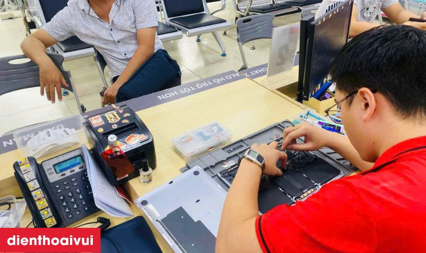 Tiến h&agrave;nh sửa chữa mainboard