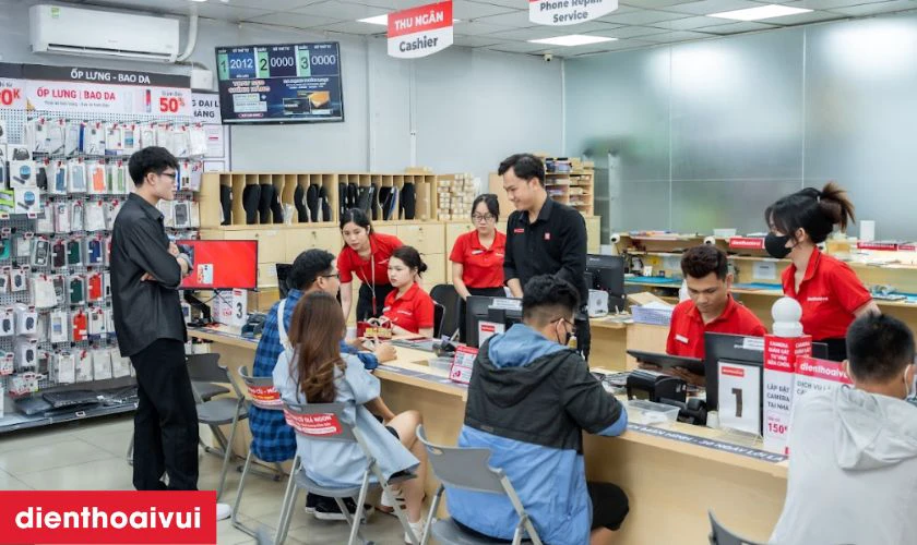 Nhân viên hướng dẫn khách kiểm tra máy, cung cấp thông tin bảo hành và lưu ý sử dụng