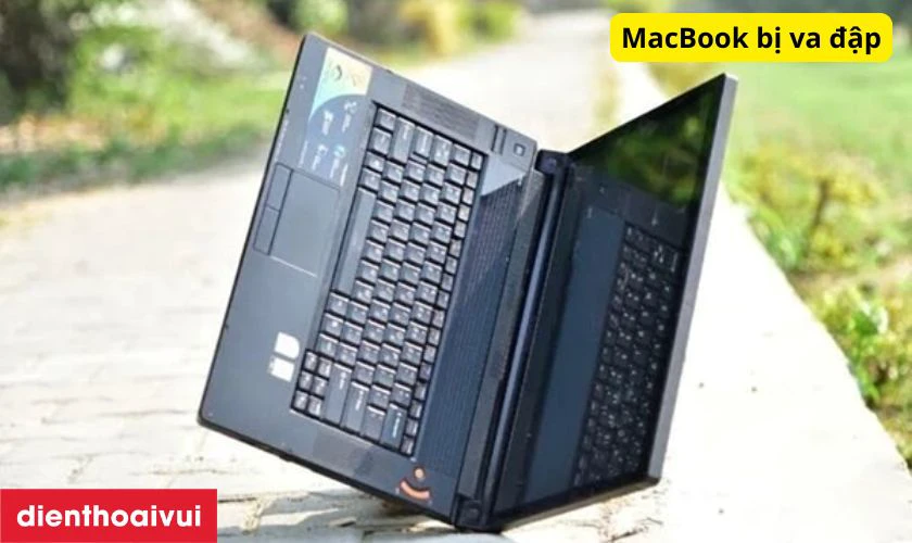 Rơi xuống đất gây lực va chạm mạnh có thể làm hỏng main