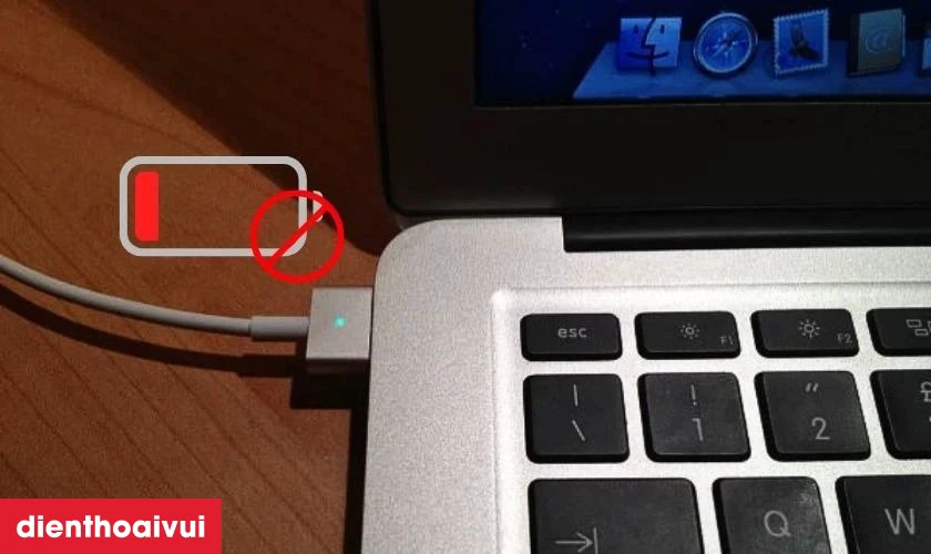 Macbook không nhận sạc, sạc không vào pin