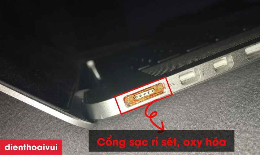 Cổng sạc MacBook bị rỉ sét, oxy hóa