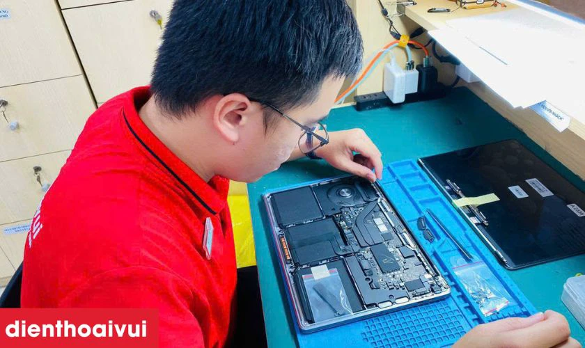Tiến h&agrave;nh sửa chữa mainboard