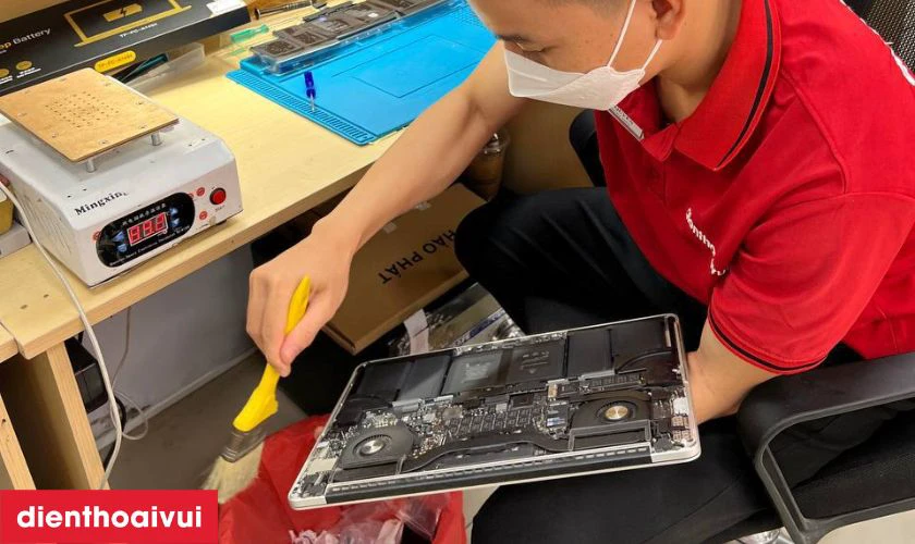 Kiểm tra lại MacBook sau sửa main v&agrave; ho&agrave;n thiện m&aacute;y