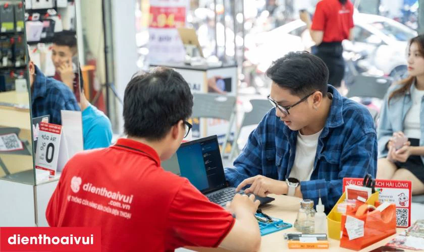 B&agrave;n giao MacBook cho kh&aacute;ch h&agrave;ng