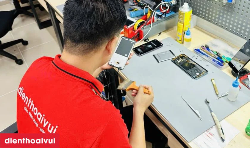 Sau khi sửa xong, kỹ thuật vi&ecirc;n kiểm tra lại to&agrave;n bộ chức năng