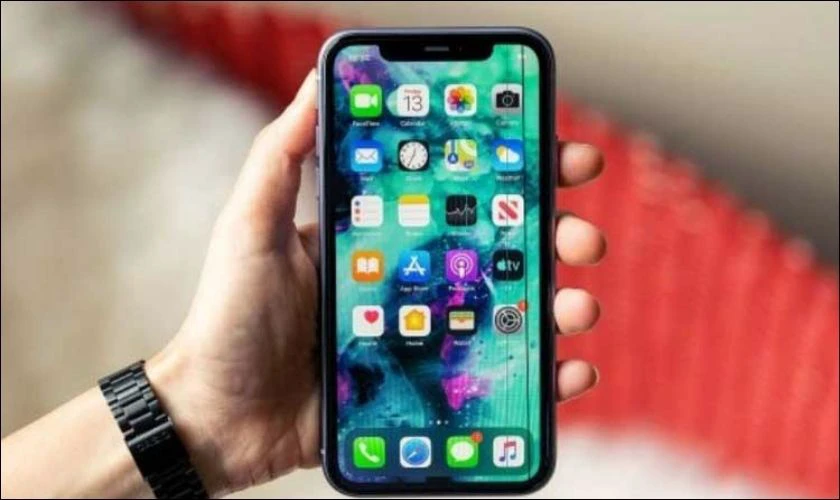 Sửa m&agrave;n h&igrave;nh iPhone 11 bị sọc bằng c&aacute;ch t&aacute;c động lực
