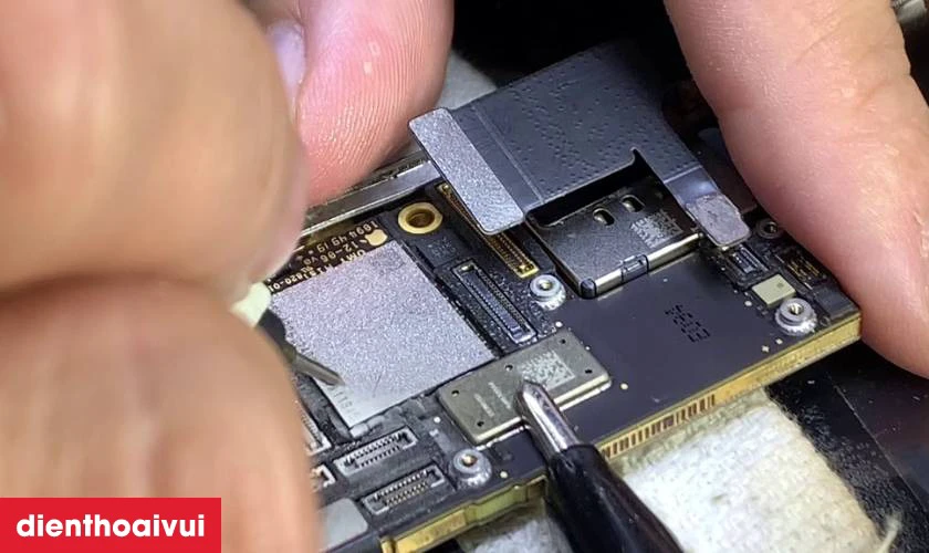 Quy tr&igrave;nh sửa NFC iPhone X tại Điện Thoại Vui