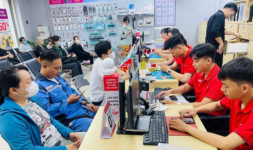 Kh&aacute;ch h&agrave;ng quận Ho&agrave;ng Mai tại cửa h&agrave;ng Điện Thoại Vui