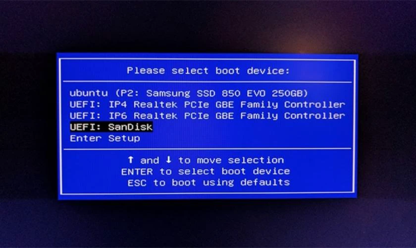 T&igrave;m menu Boot rồi kiểm tra c&oacute; ổ SSD trong danh s&aacute;ch