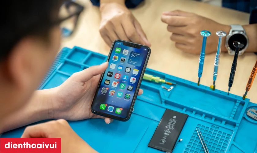 Quy tr&igrave;nh sửa sọc m&agrave;n h&igrave;nh iPhone 12 Pro Max tại Điện Thoại Vui