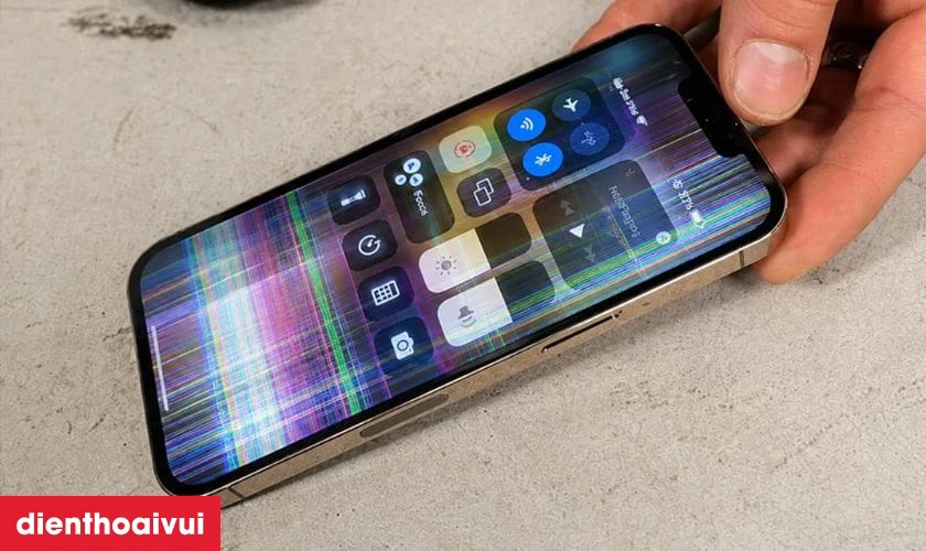 Tại sao iPhone 13 bị sọc m&agrave;n h&igrave;nh