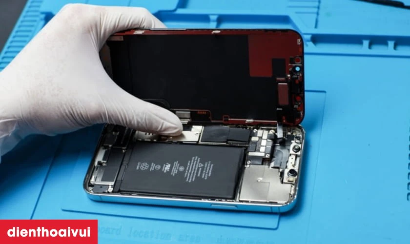 Sửa sọc m&agrave;n h&igrave;nh iPhone 13 c&oacute; cần thay m&agrave;n h&igrave;nh kh&ocirc;ng