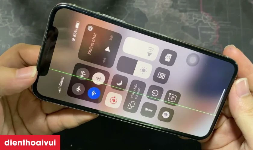 Nhận biết m&agrave;n h&igrave;nh iPhone 14 đang bị sọc