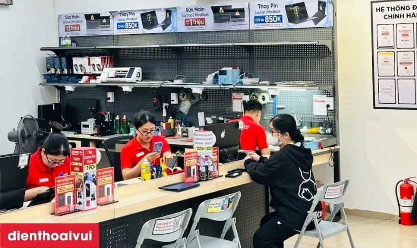 Quy tr&igrave;nh sửa sọc m&agrave;n h&igrave;nh iPhone 14 Plus tại Điện Thoại Vui