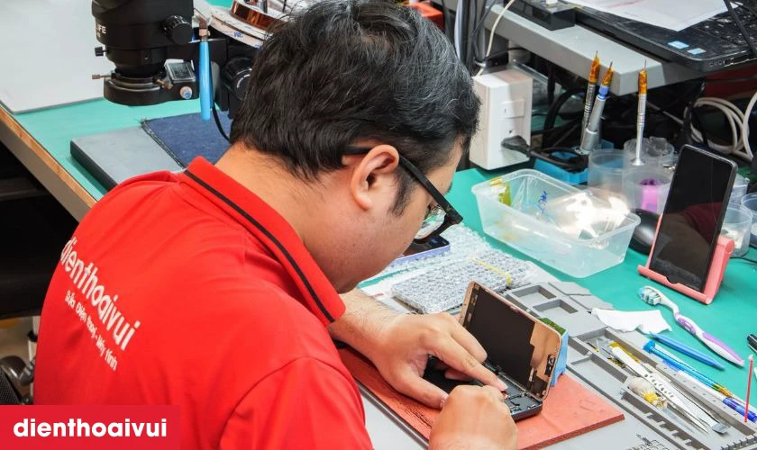Sửa sọc m&agrave;n h&igrave;nh iPhone 14 Pro mất bao l&acirc;u?