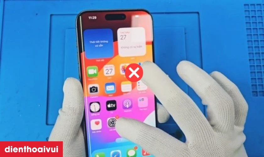 Sửa sọc m&agrave;n h&igrave;nh iPhone 15 lấy liền