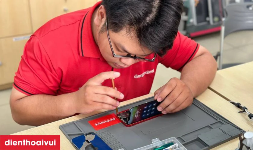 Gi&aacute; sửa sọc m&agrave;n h&igrave;nh iPhone 15 Plus được t&iacute;nh dựa tr&ecirc;n yếu tố n&agrave;o?