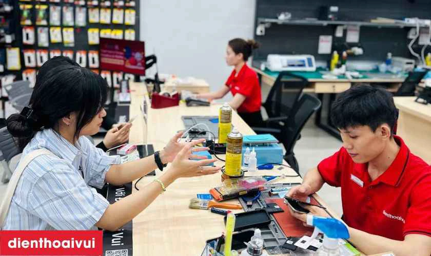Quy tr&igrave;nh sửa sọc m&agrave;n h&igrave;nh S22 Ultra minh bạch, lấy liền tại Điện Thoại Vui