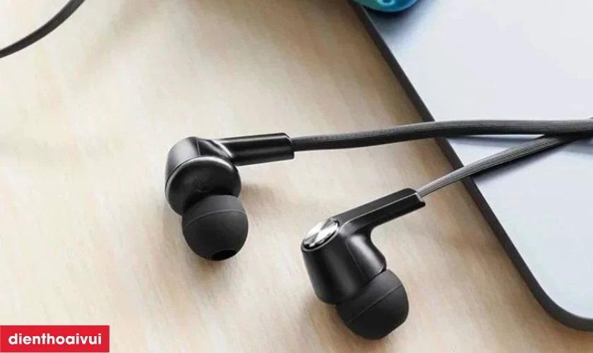 Tai nghe c&oacute; d&acirc;y sẽ kết nối trực tiếp với nguồn ph&aacute;t