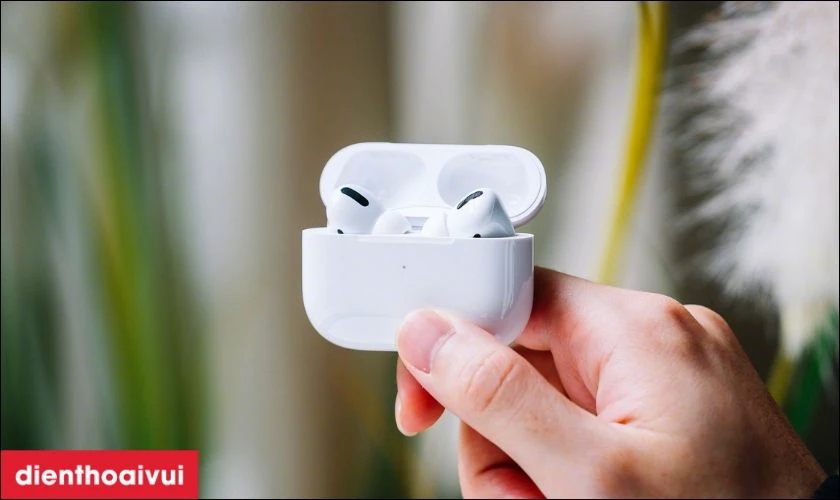 Mở nắp hộp đựng AirPods c&oacute; tai nghe b&ecirc;n trong