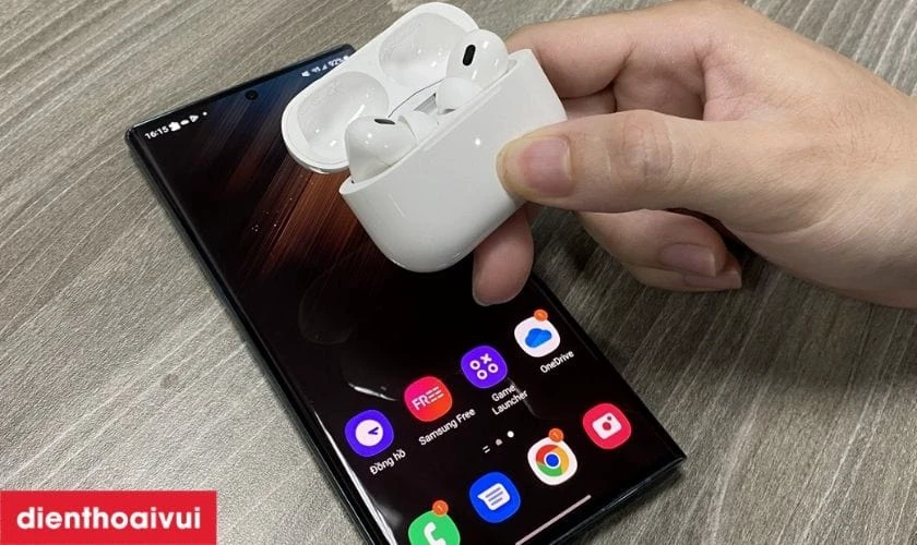 Giữ n&uacute;t tr&ograve;n đến khi đ&egrave;n b&aacute;o chuyển sang m&agrave;u trắng