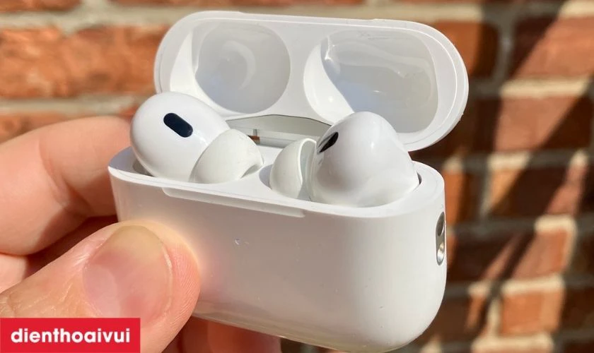 Mở nắp hộp v&agrave; nhấn giữ n&uacute;t nguồn trong 3 gi&acirc;y