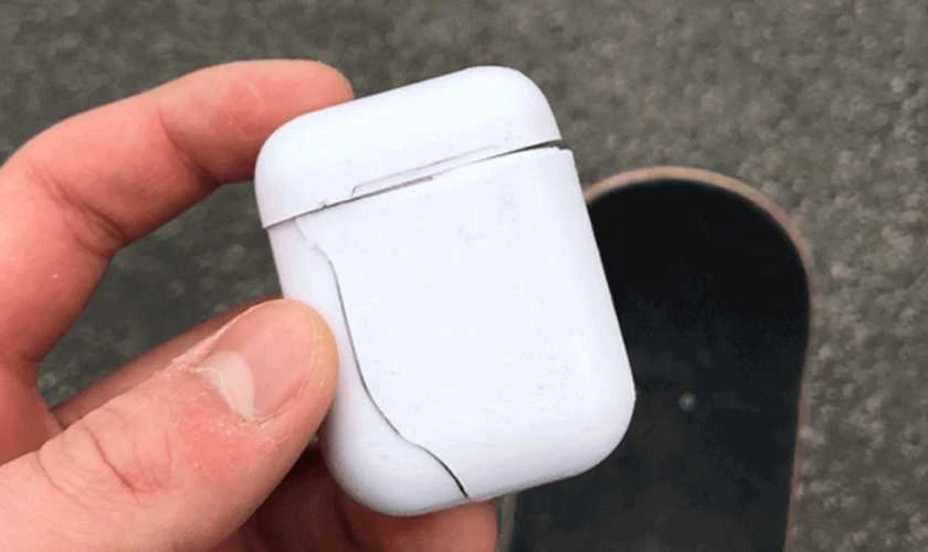 Tai nghe AirPods bị rè do rơi rớt, va đập