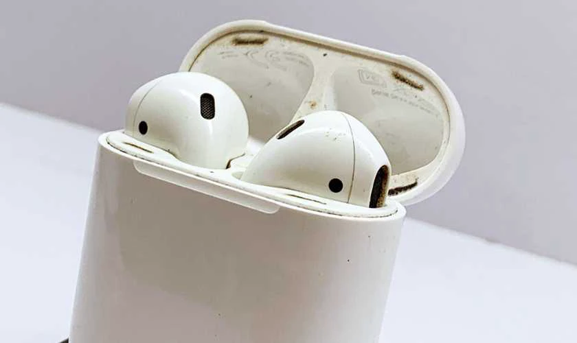 Tai nghe AirPods bị rè khi gọi điện do bám bụi