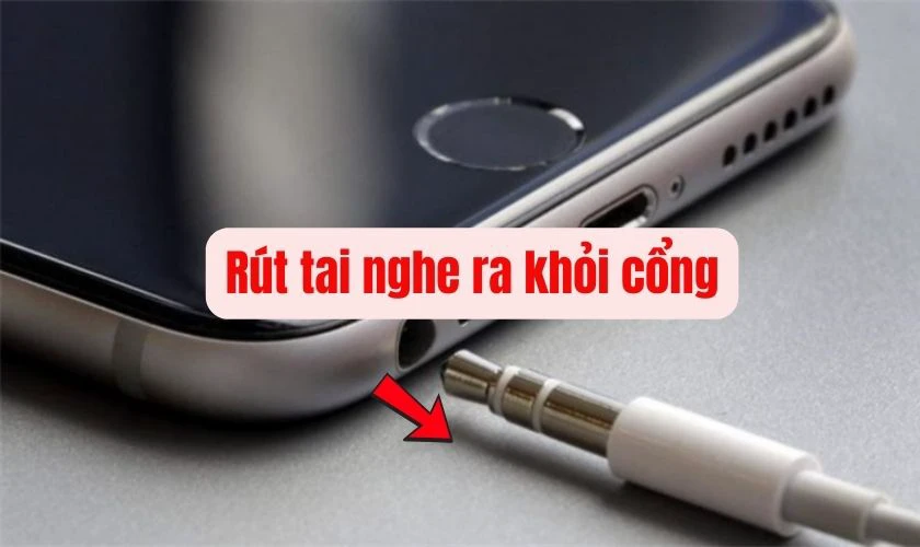 R&uacute;t tai nghe khỏi cổng kết nối v&agrave; kiểm tra