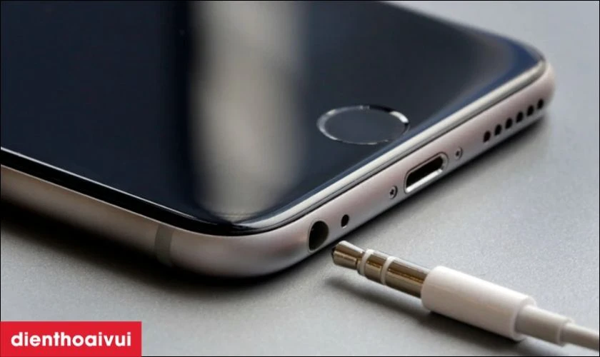 Cắm jack cắm của tai nghe JBL vào cổng tai nghe của điện thoại