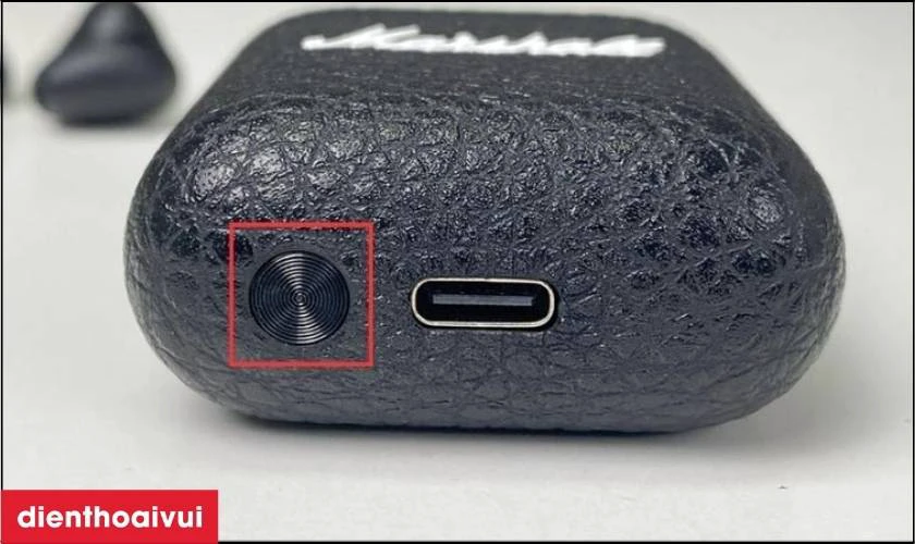 Nhấn giữ n&uacute;t điều khiển Bluetooth đến khi đ&egrave;n nhấp nh&aacute;y