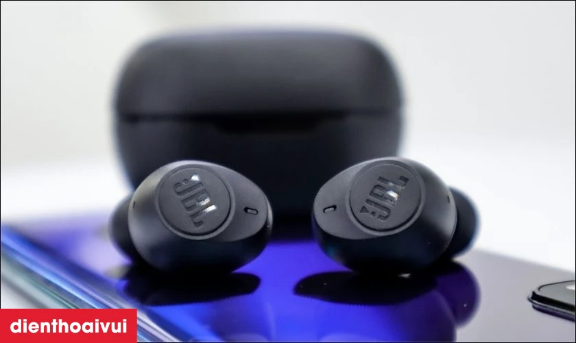 Tai nghe JBL được đ&aacute;nh gi&aacute; cao bởi thiết kế v&agrave; c&ocirc;ng nghệ