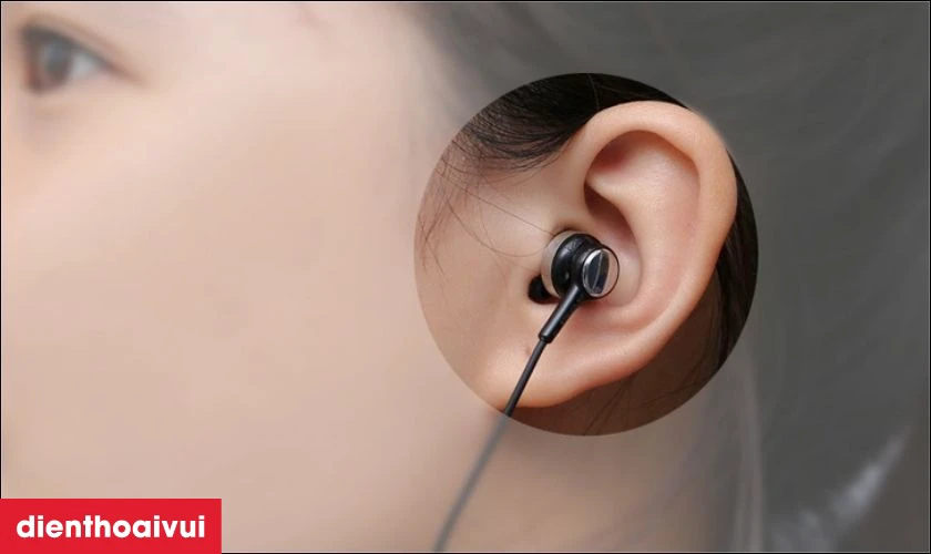 Tai nghe nh&eacute;t tai c&oacute; k&iacute;ch thước nhỏ gọn c&oacute; thể nh&eacute;t v&agrave;o tai khi sử dụng