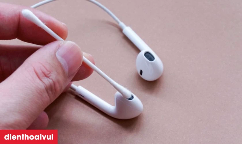 Vệ sinh tai nghe thường xuy&ecirc;n bằng tăm b&ocirc;ng