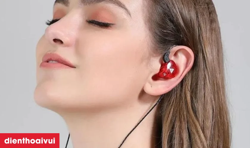 Tai nghe c&oacute; d&acirc;y truyền thống được nhiều người ưa chuộng