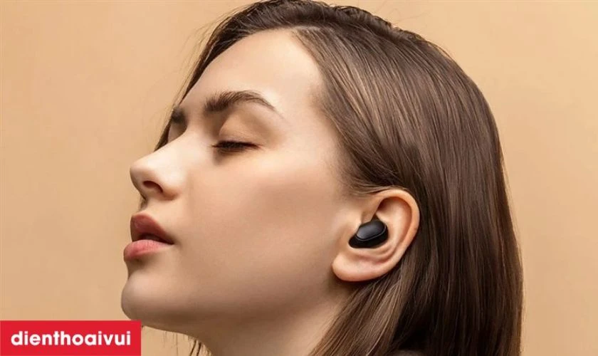 Thoải m&aacute;i khi đeo tai nghe Samsung