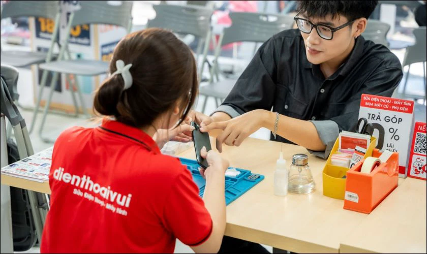 Đến trung t&acirc;m dịch vụ để kiểm tra nếu điện thoại iPhone li&ecirc;n tục bị n&oacute;ng m&aacute;y