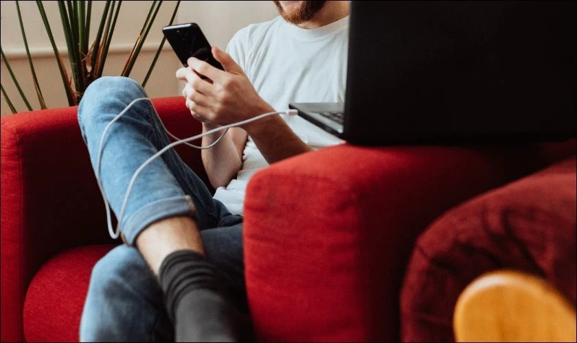 Tr&aacute;nh sử dụng khi đang sạc khi tại sao điện thoại iPhone bị n&oacute;ng m&aacute;y