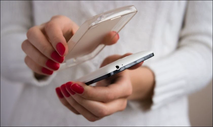 Gỡ bỏ c&aacute;c phụ kiện kh&ocirc;ng cần thiết khi tại sao điện thoại iPhone bị n&oacute;ng m&aacute;y